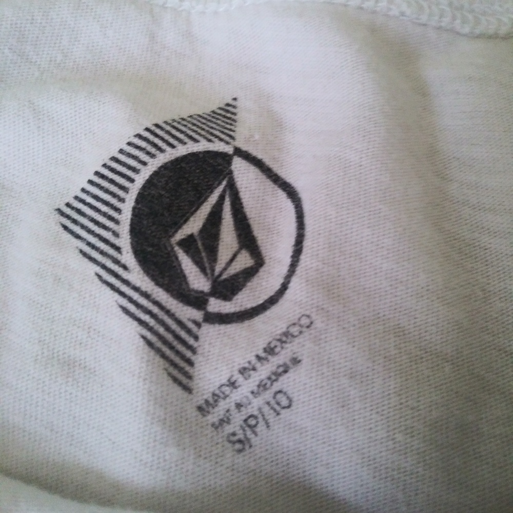 Small Volcom crop top - Picture 2 of 4